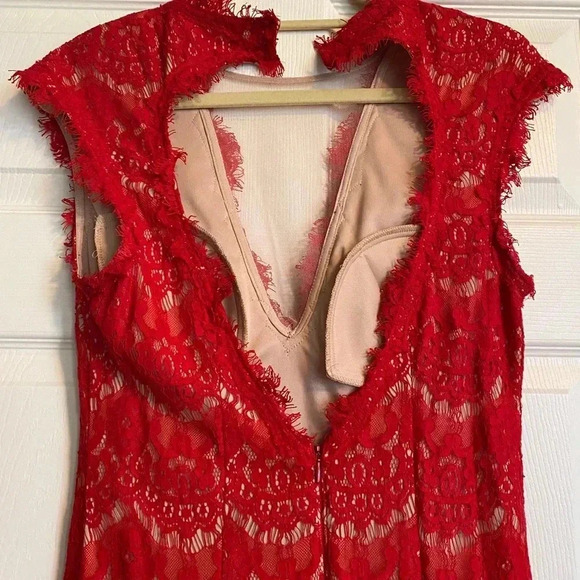 ❤️ Betsy & Adam Red Lace Gown - Picture 6 of 6